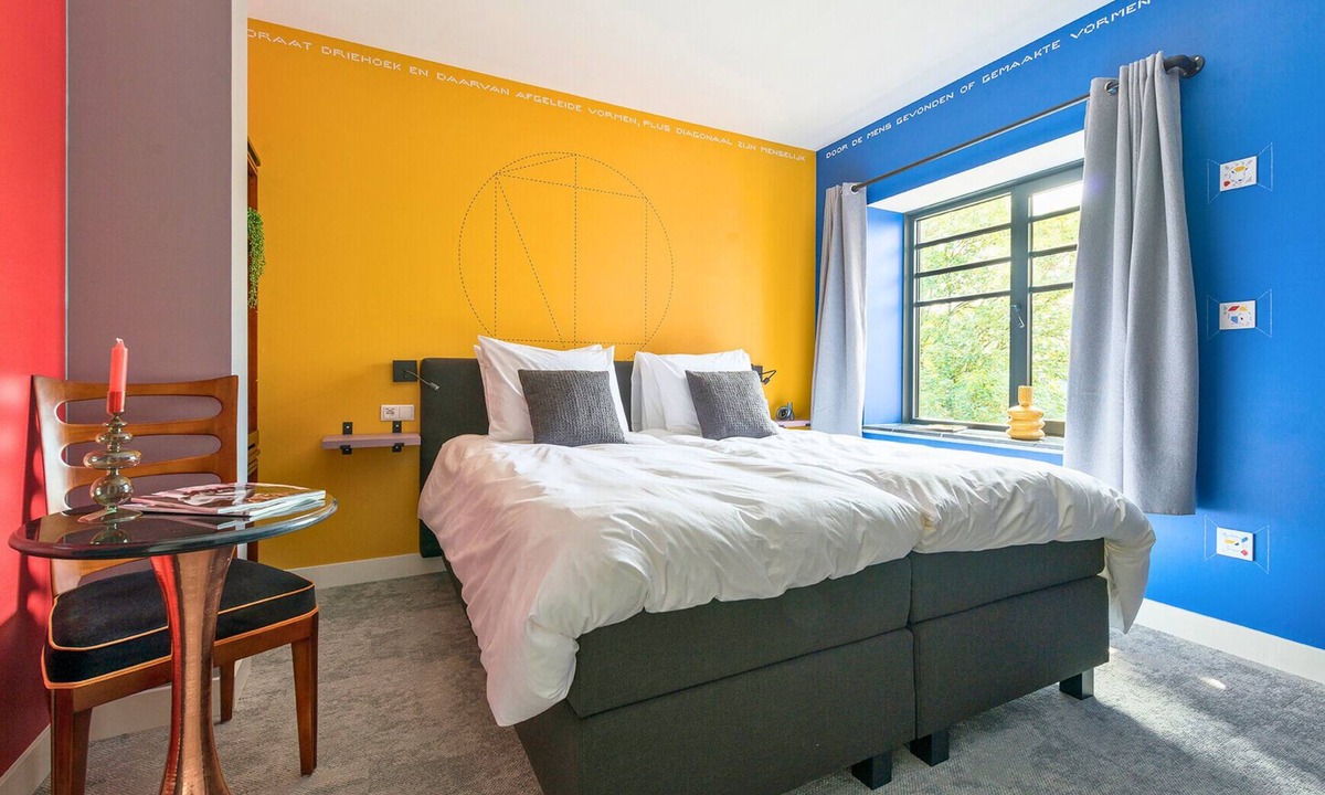 Centrum Apartment | Unique apartment with private kitchen and bathroom inspired by the art of Bart van der Leck.