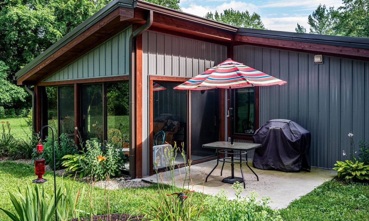 Columbus Cabin | Unique Barn-Style Cottage | Pond, Fire Pit & Near Nashville 2BR, 1BA