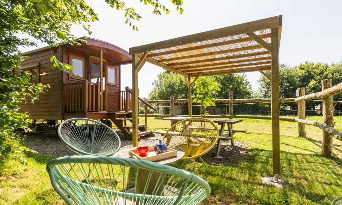 La Chapelle-Cecelin Apartment | Unique caravan stay with horses, wifi included