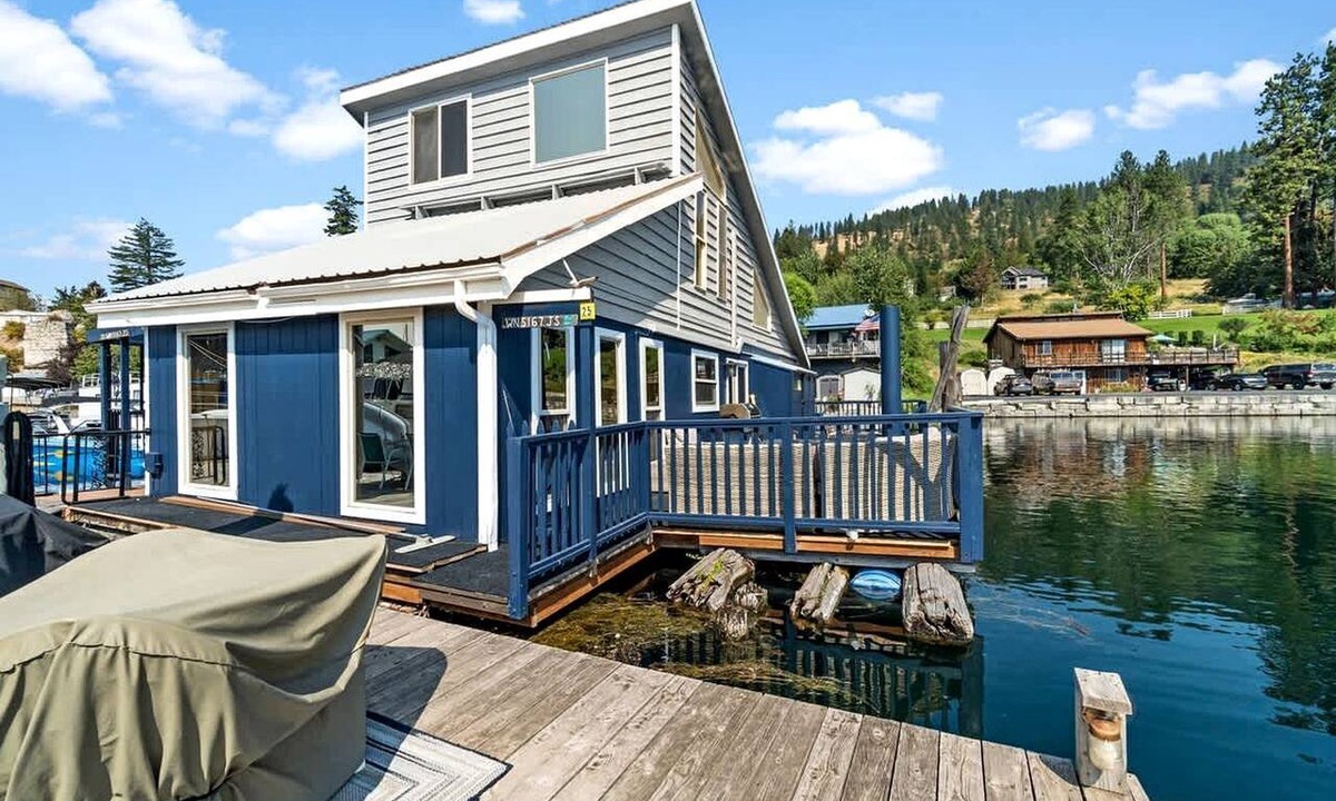 Bayview Boat Rental | Unique Floating Home on Lake Pend O'reille near Coeur d’Alene, Perfect for a Weekend on the Water
