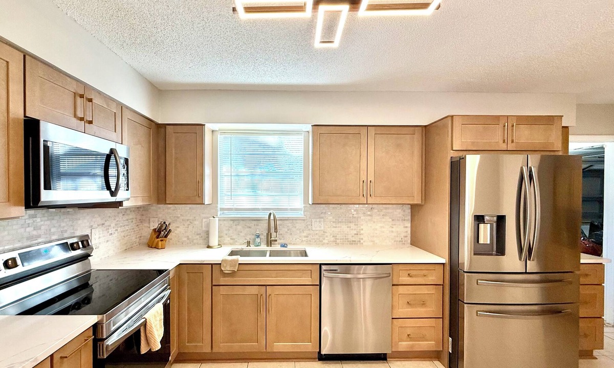 Lakeside House | Unique Gem 3-bedroom 85” TV living 75” master Pool