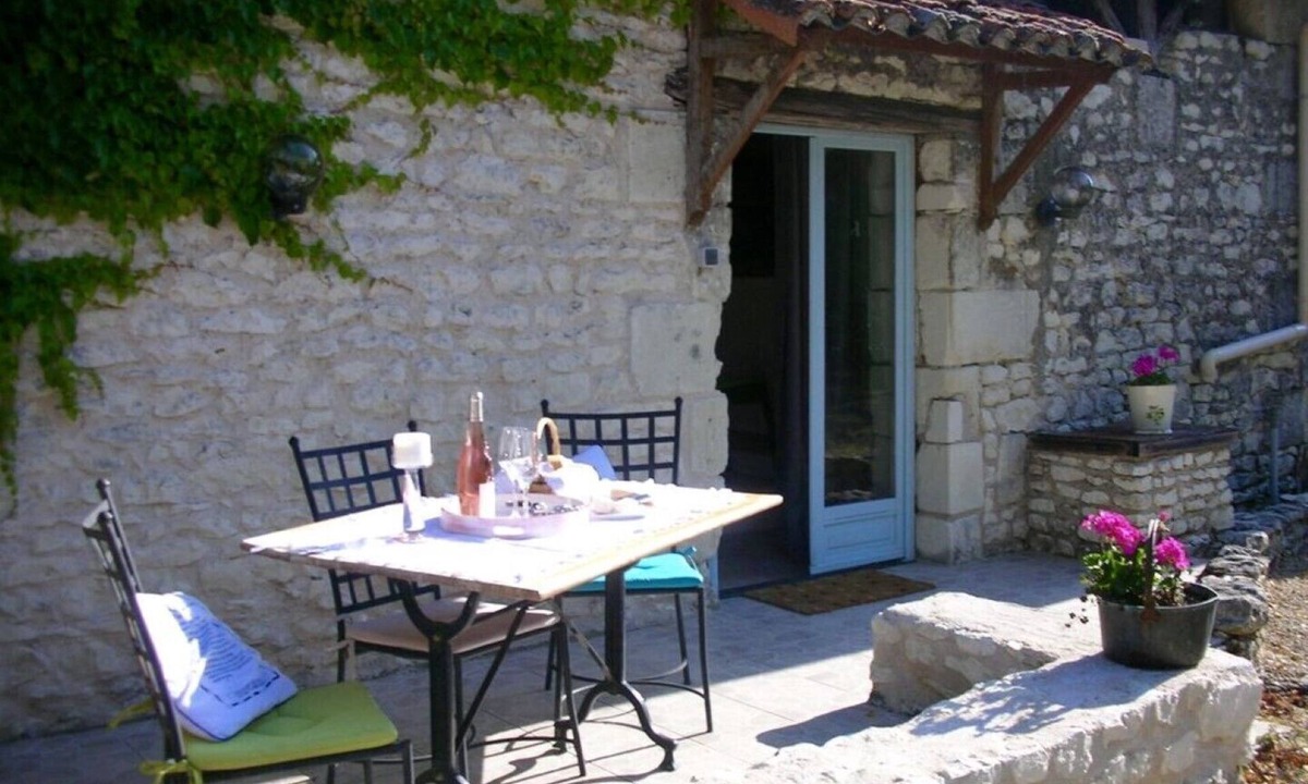 Serigny House | Unique gite, original beams, rural charm, pool.