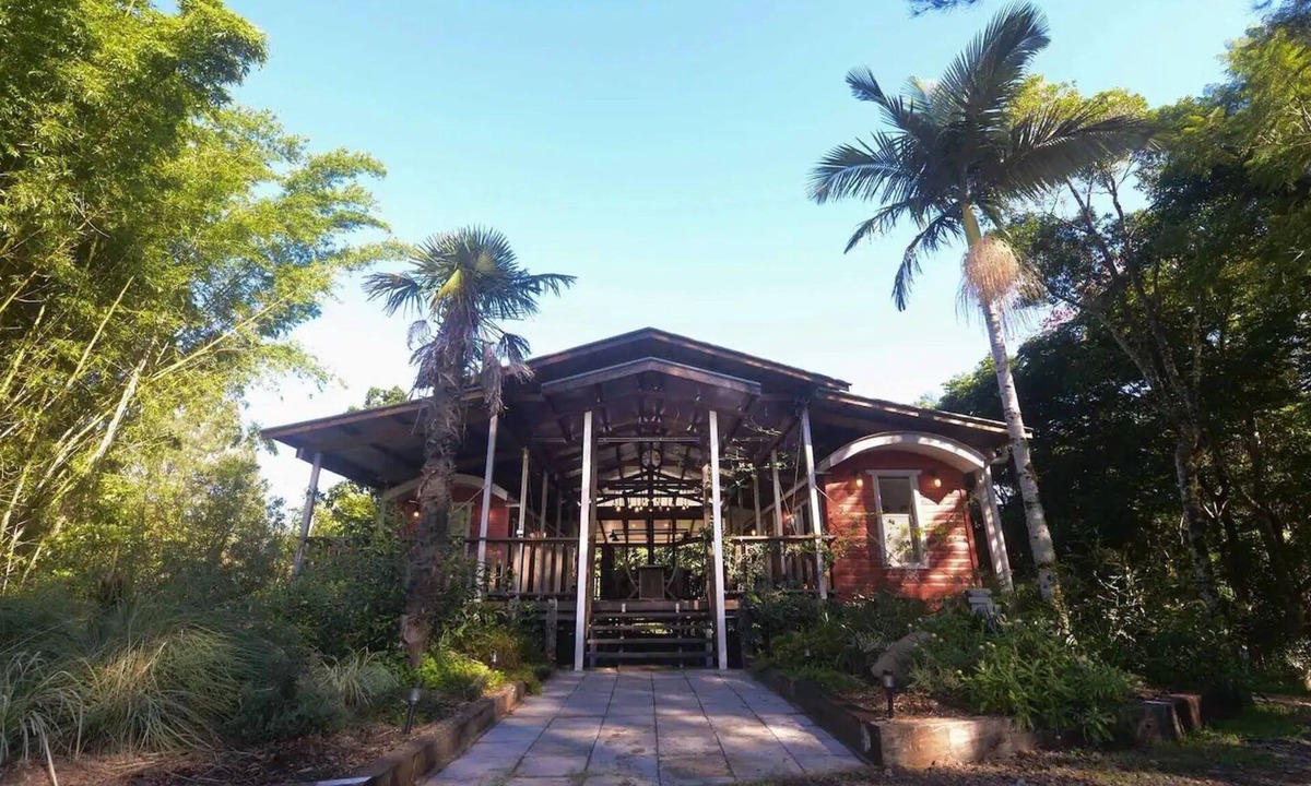 Barkers Vale House | Unique hideaway train carriages experience.
