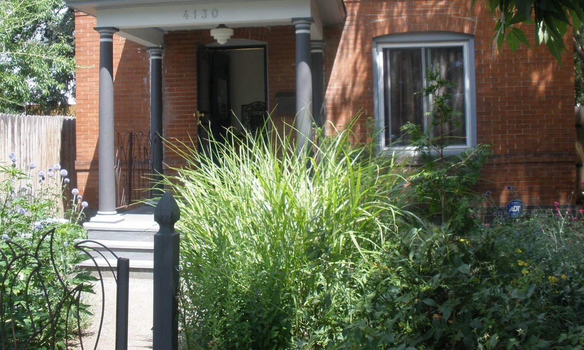 Sunnyside House | Unique Historic Bungalow with a Backyard for Relaxing!