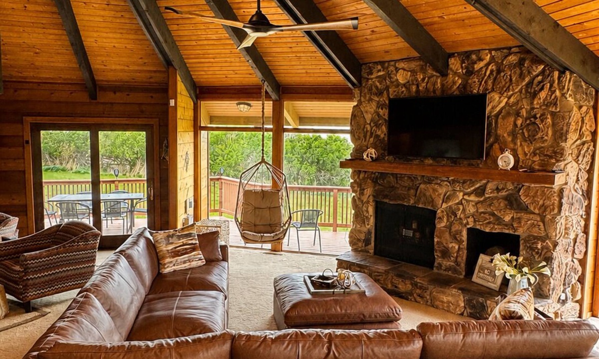 Buffalo Ridge House | Unique Home Where The Buffalo Roam! Perfect for Families, Reunions. Hunters.