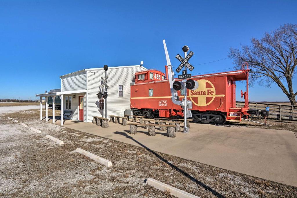 Duenweg Apartment | Unique Joplin Gem: Converted Train Car Studio