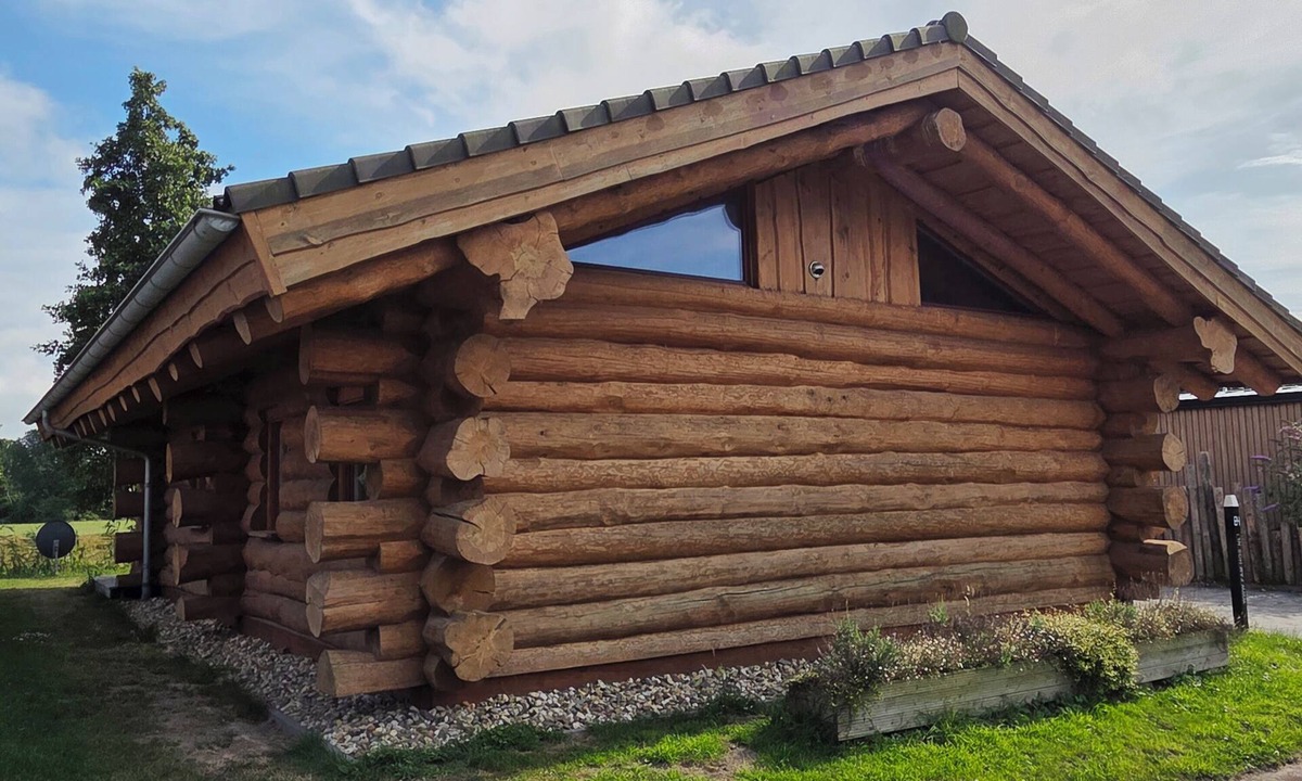 Den Oever Cottage | Unique log house for 6 pers. with terrace and unobstructed view near Wadden Sea