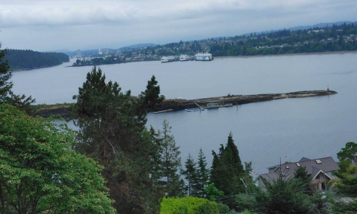 Departure Bay Apartment | Unique Ocean View Retreat, Open Concept, Loft Style- Near Departure Bay Ferries