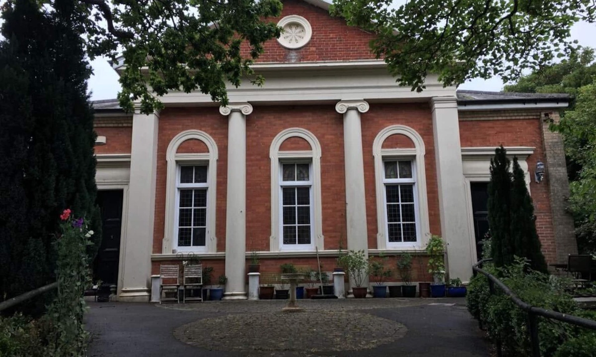 Boscombe House | UNIQUE OPEN PLAN CHURCH . CLOSE TO BEACH & TOWN. SLEEPS 8-10. HUGE SPACE