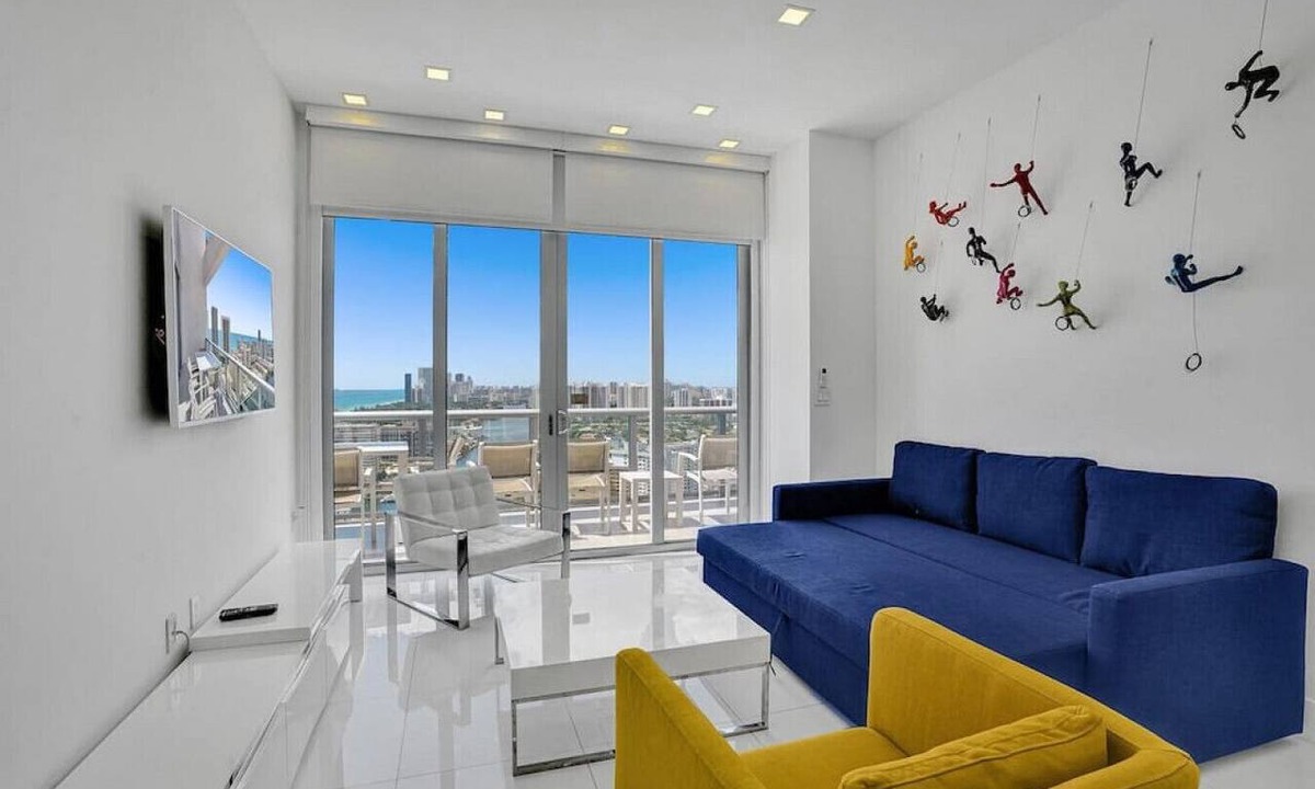 Hallandale Beach Condo | Unique Penthouse Condo With Private Terrace