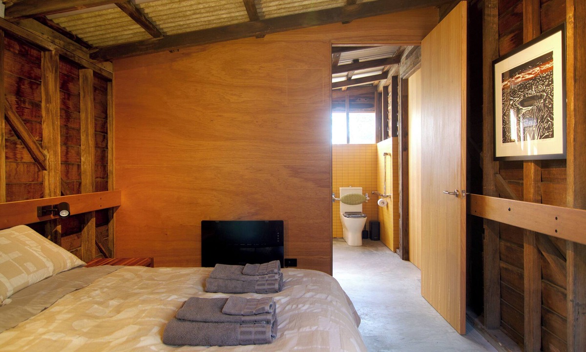 Invermay Apartment | Unique private accessible guestsuite architect designed urban cabin, Launceston.