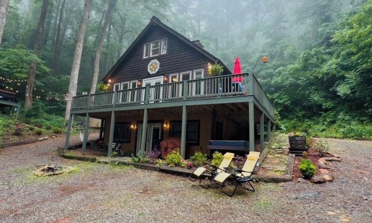 Saluda Ski Chalet | Unique Rustic Mountain Chalet with Hot Tub