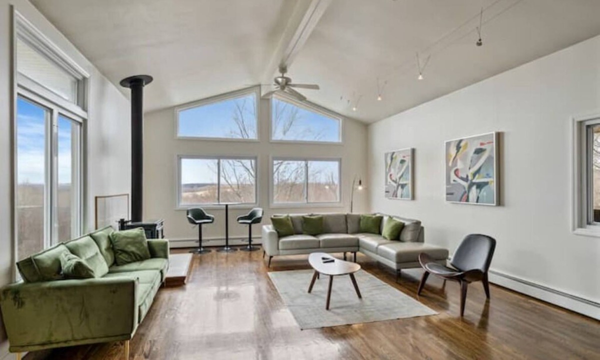 Chester House | Unique Scenic home with king suite & Hot tub