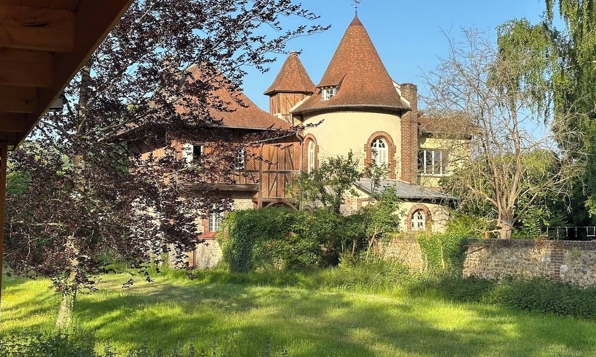 Glos-sur-Risle House | Unique. "Villa fleurie" on the Fontainecourt estate with artists' studios.