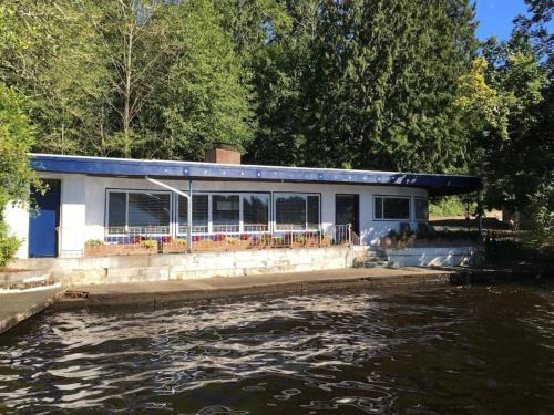 Eatonville House | Unique Waterfront Cottage 34 mi to Mt Rainier