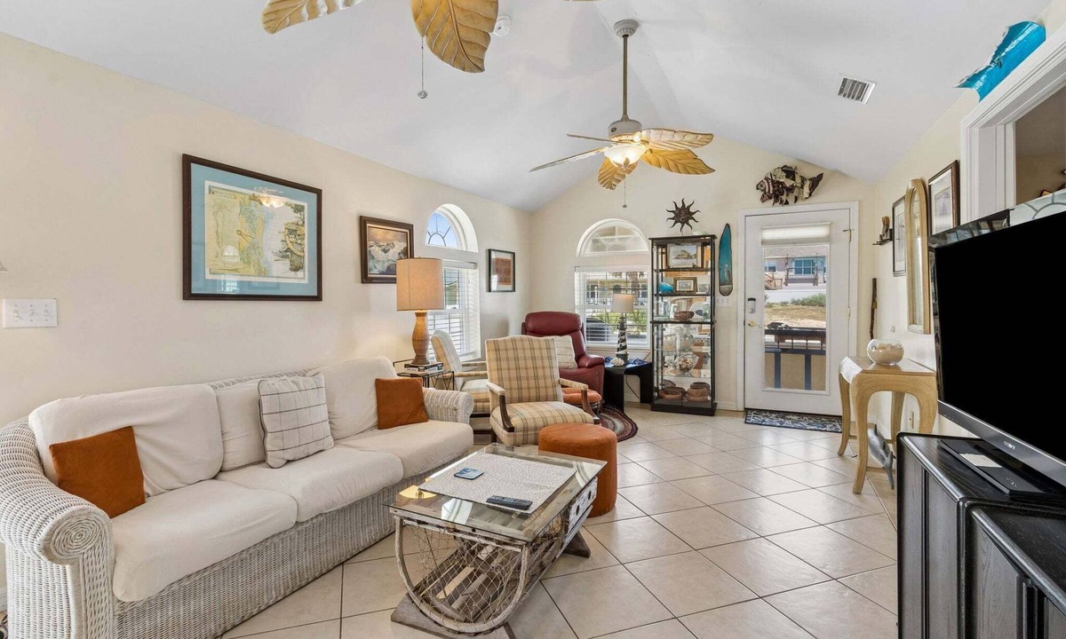Fernandina Beach Cottage | Uniquely decorated front duplex with rooftop deck access, within walking distance to the beach