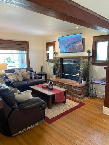 Downtown Riverside House | "Univeristy" Charming Craftsman - 3 bd, 2ba in Riverside