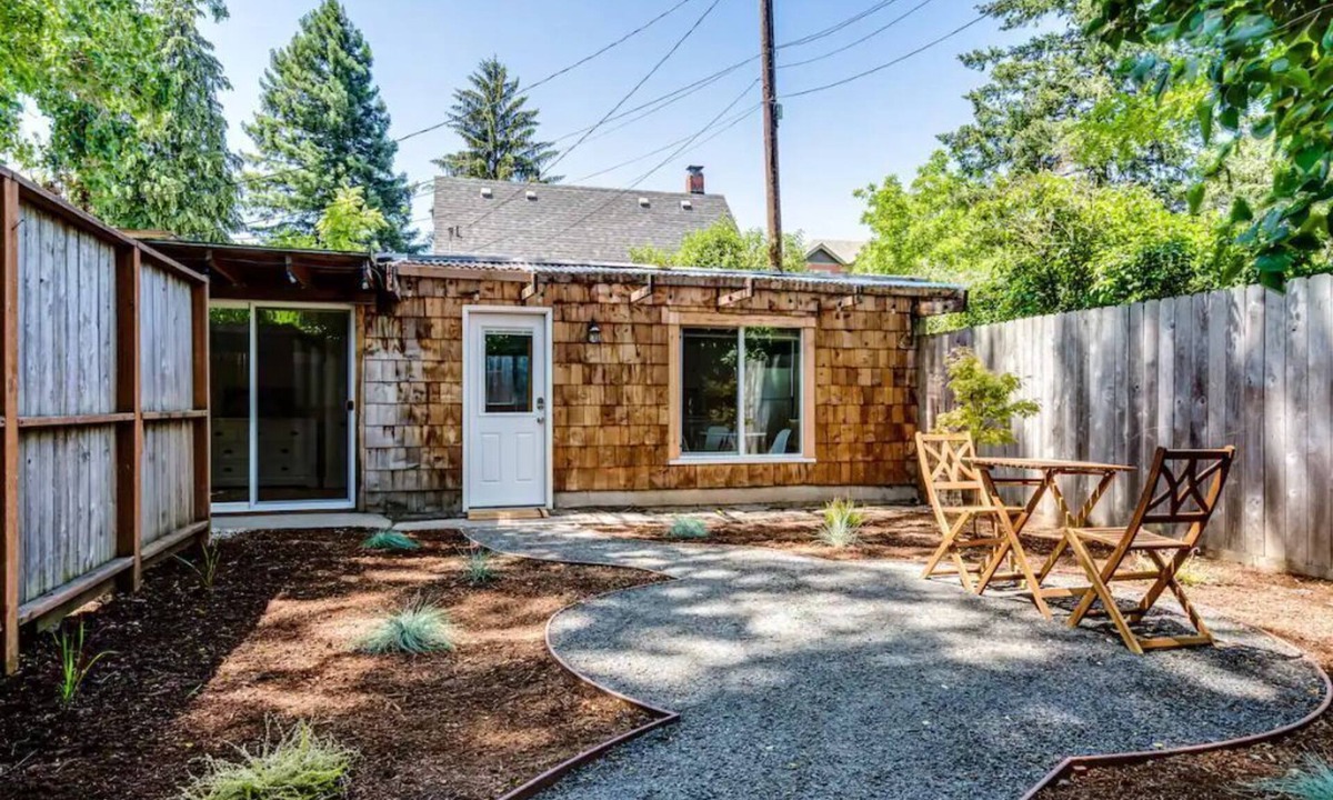 Amazon Cottage | University Cottage, 2 blocks from U of O.