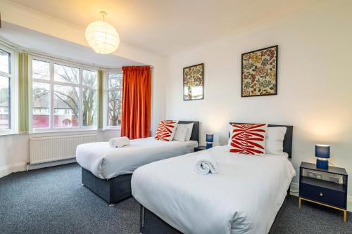 Bramcote House | University View-Off-Street Parking-Sleeps 8-Fast WiFi