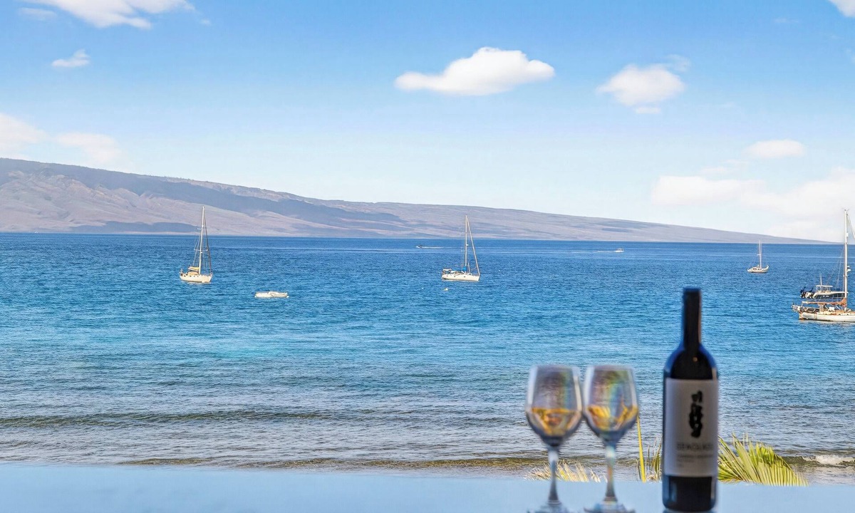 Historic Lahaina Front Street Condo | Unobstructed Ocean View Lahaina Roads. 4th floor Oceanfront Gem