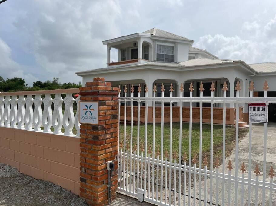 Runaway Bay House | Unwind at Idyllic Escape!