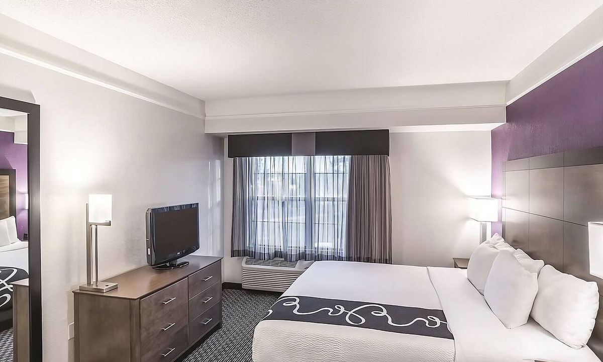 Woodlands Village Hotel | Unwind in a Spacious Hotel Room w/Pool, Hot Tub - Ideal for Outdoor Fun