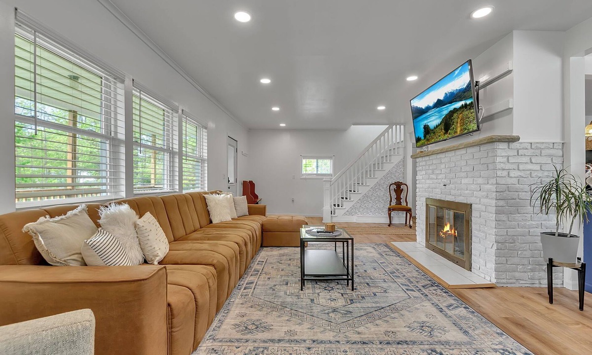 Lake Erie Beach Cottage | Updated 3 bedroom Lake Erie cottage steps from the water