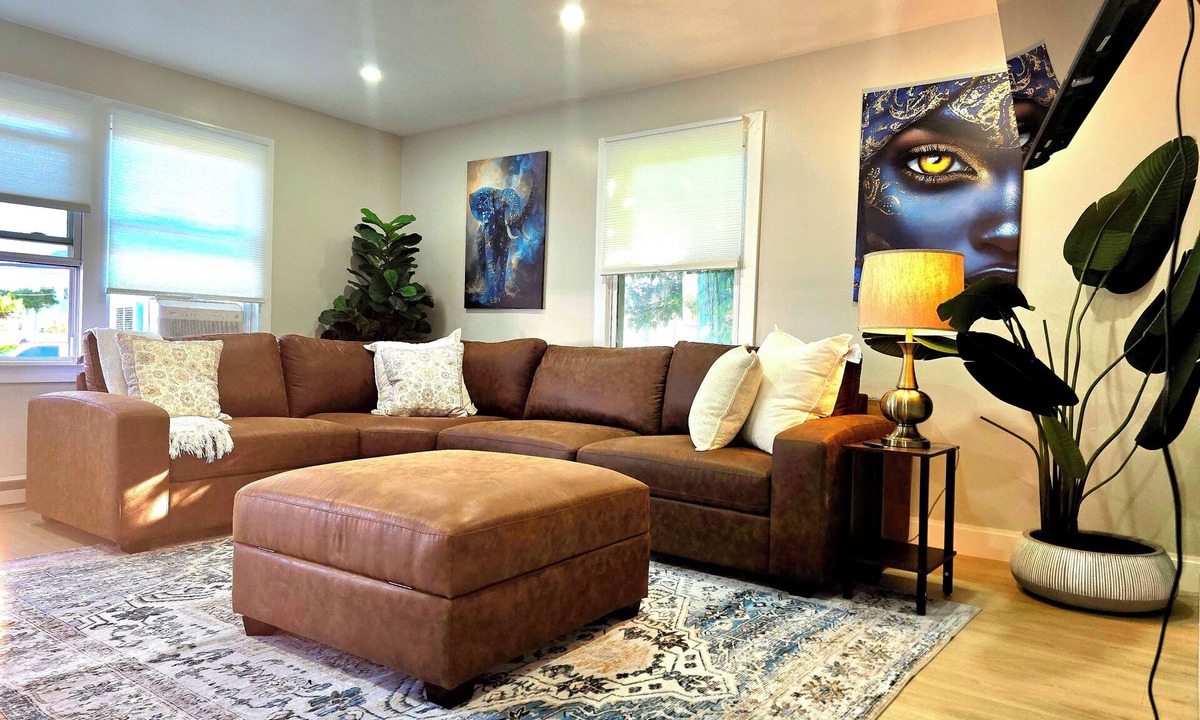 Springfield House | Updated 3Bedroom. 5beds group ready.Walk to the Casino and play game of Pool.
