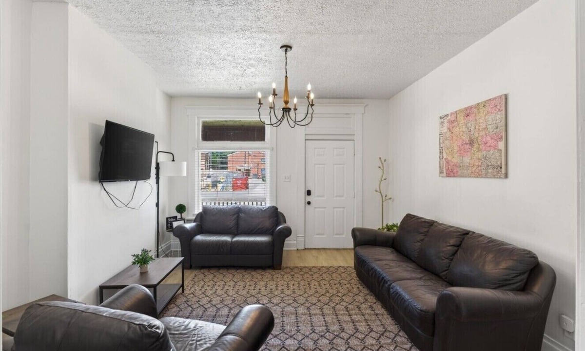 Olde Towne East House | Updated 4BR/2.5BA in Old Town East | Sleeps 12 | Walk to Downtown