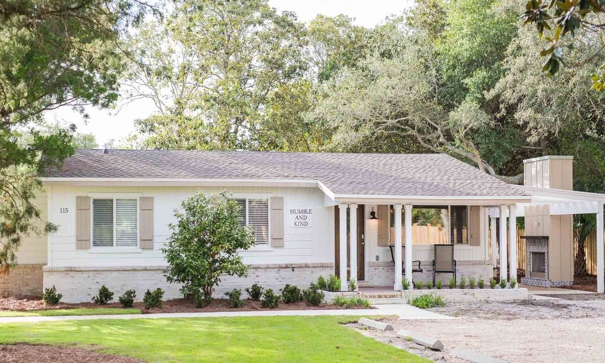 Destin House | Updated Beach Cottage. Easy Drive to the Beach! Close to Dining!