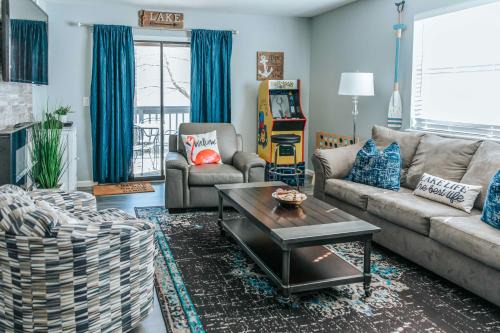 Table Rock House | Updated Branson Condo w/Indoor Pool Access!