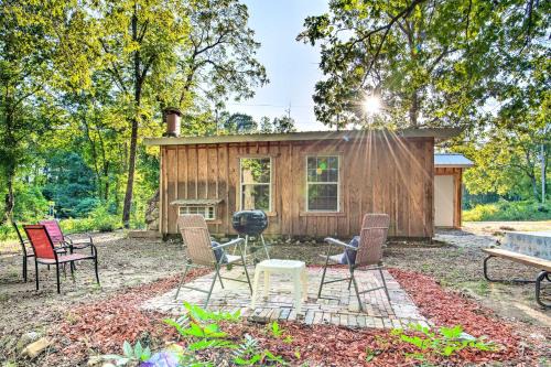 Hatton House | Updated Cabin w/Porch, Mins to Cossatot River