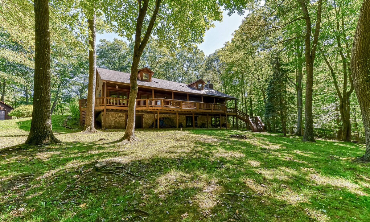 McHenry Cabin | Updated cabin with wraparound deck & forest view - dog-friendly