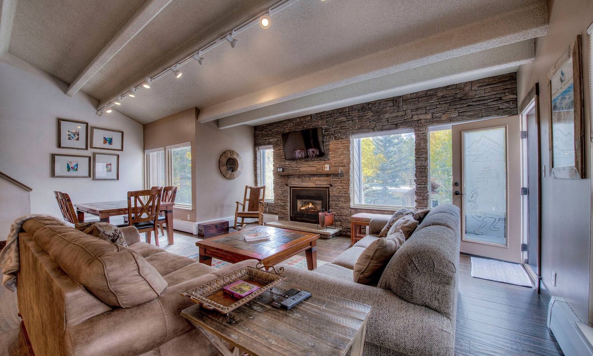 Warrior's Mark Condo | Updated condo next to lift and town.