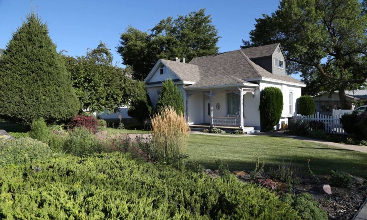 River Heights House | Updated Cottage Sleeps 8 Close to Logan