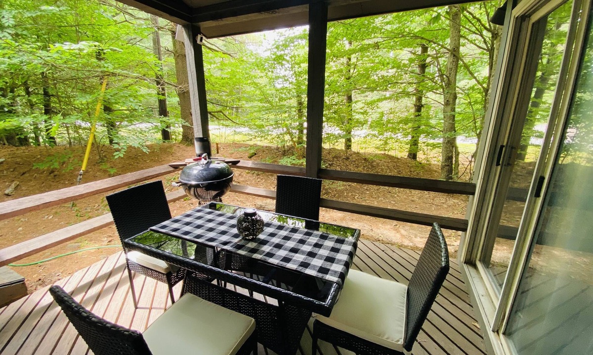 White Haven House | Updated Cute Chalet, Hot Tub! Close to lakes, hiking, state parks, golf course!