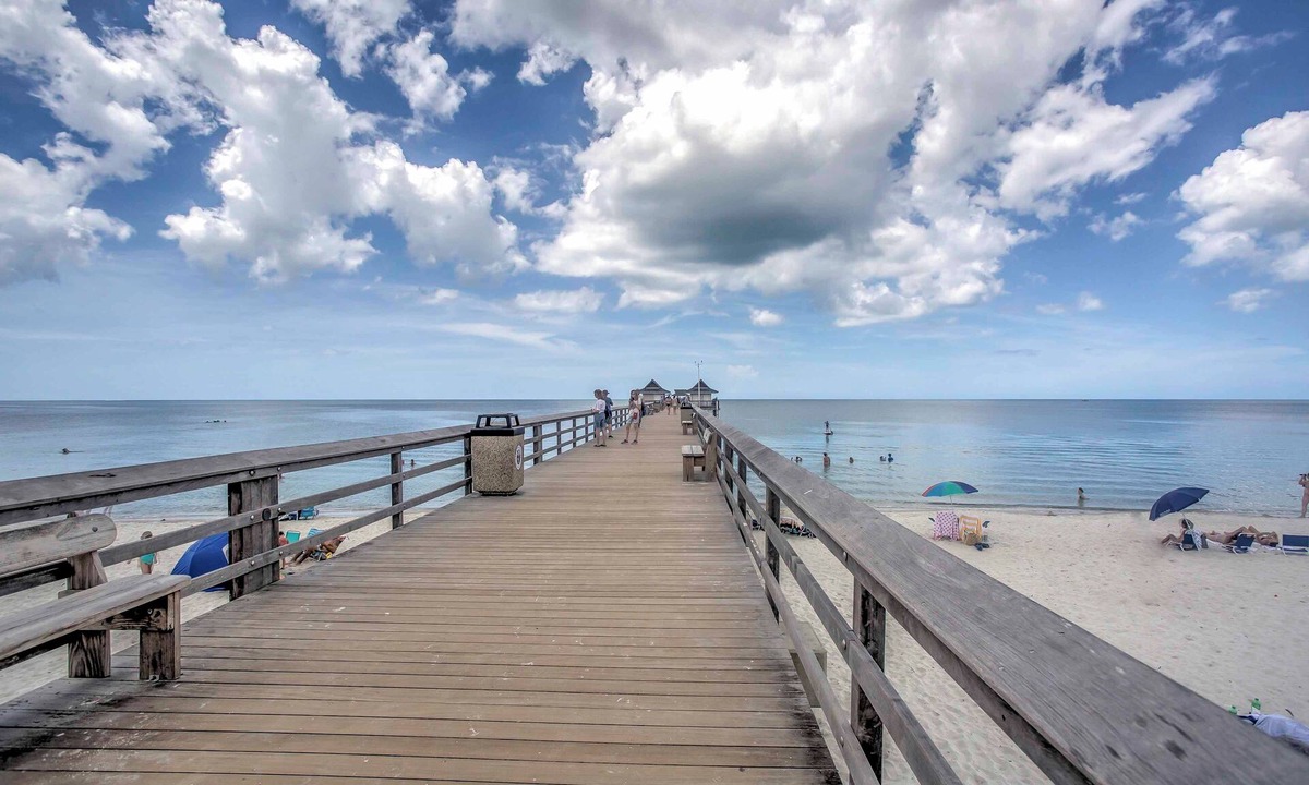 Old Naples Apartment | Updated Dtwn Naples Condo: Across From Beach!