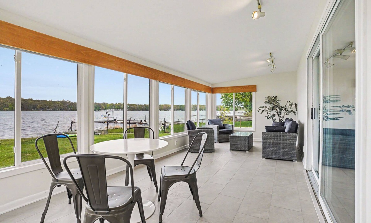 Scotts House | Updated Lakefront House-Sand Bottom-Private Dock-Kayaks&SUPs-Bonfires! Sleeps 10