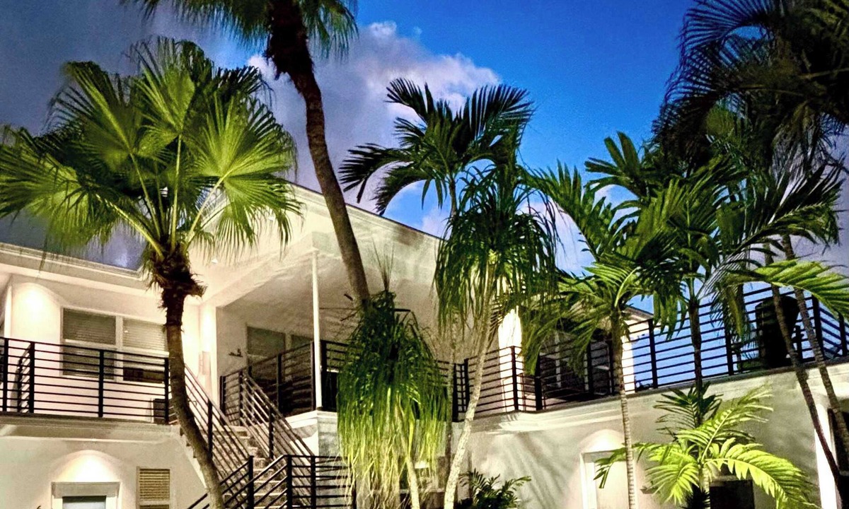 Coral Ridge Apartment | Updated Studio in Boutique Mid-Century Building