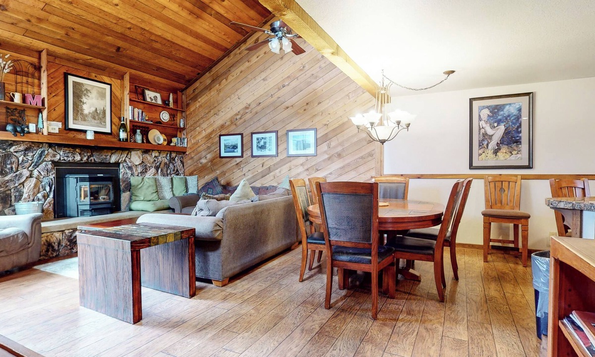 Mammoth Lakes Condo | Updated Townhome with Gas Grill, Centrally Located. Pool On-site