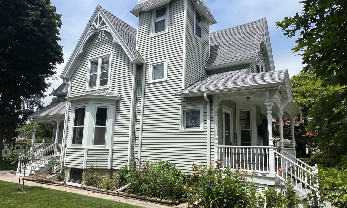 Sheboygan House | Updated Victorian in the Heart of Sheboygan. Beach, Downtown, Golf, Road America