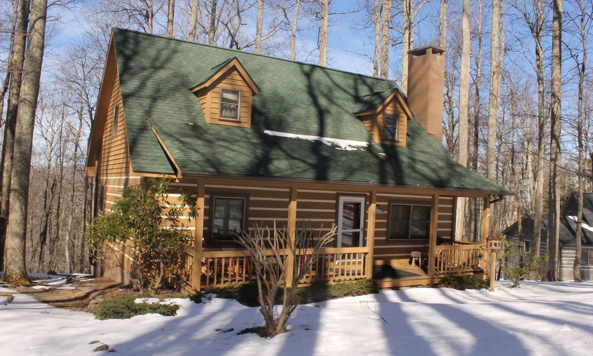 Boone Cabin | Upgraded Blowing Rock Cabin near App Ski Mtn, ASU, Tweetsie.AC,Firepit,Foosball.