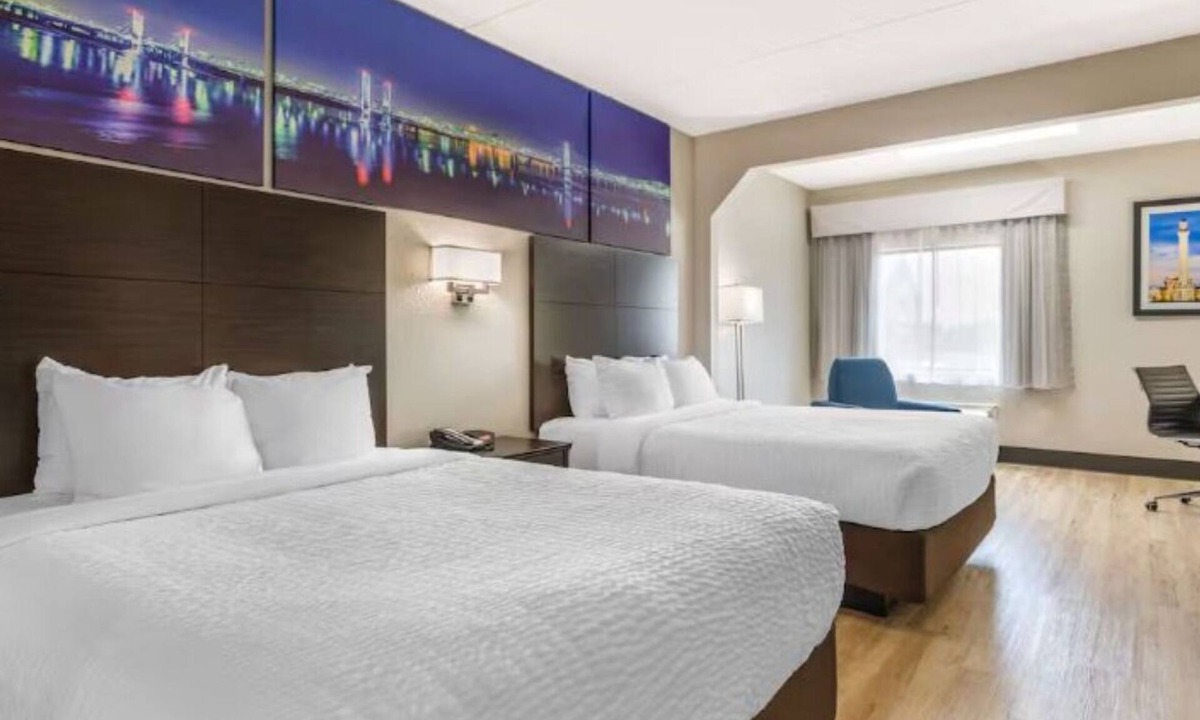 Jeffersontown Hotel | Upgraded Comfort | Near Historic Middletown Museum | Free Parking & Breakfast