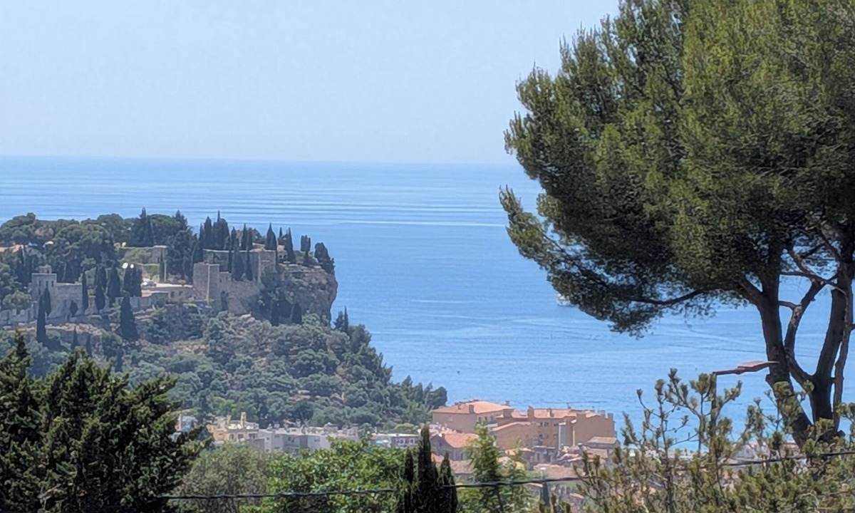 Cassis Apartment | Upper Cassis with ocean views, 92m² air-conditioned apartment, swimming pool in the complex