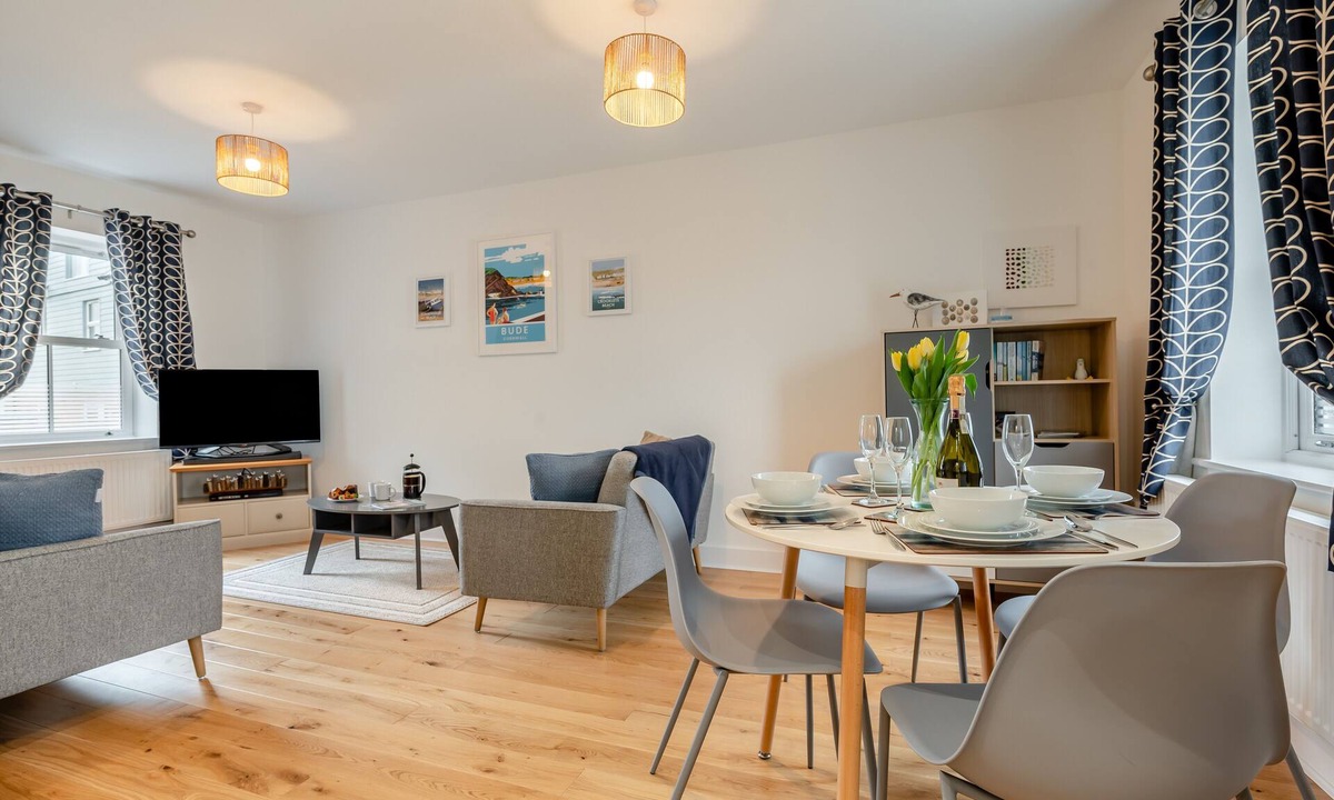 Bude Apartment | Upper Deck - Bude - Two Bedroom Apartment, Sleeps 4