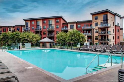 South Pandosy Apartment | Upper Floor w Courtyard View 550