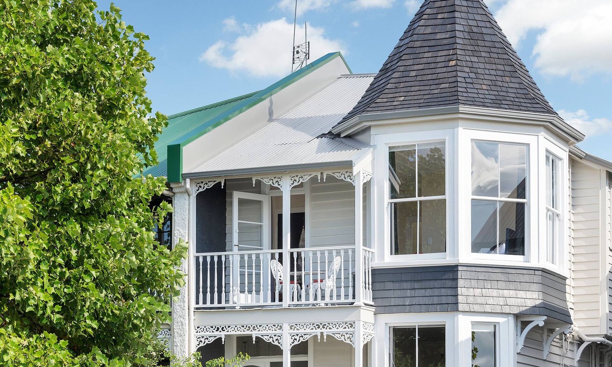Grey Lynn Apartment | Upper level apartment renovated to a high standard