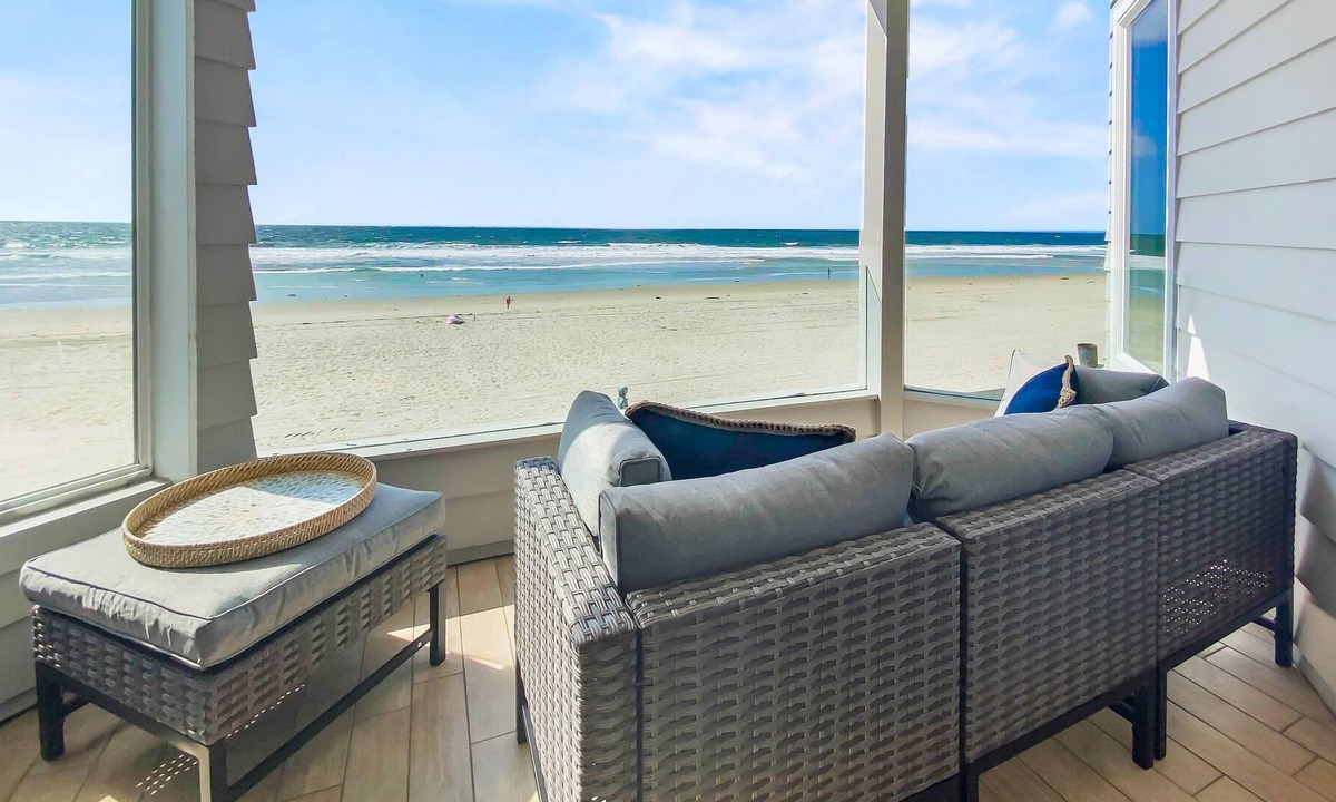 Mission Beach Condo | Upper level beachfront condo w/incredible views, gas fireplace, decks, & W/D