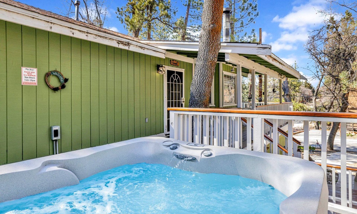 Upper Moonridge Cabin | Upper Moonridge Chalet: 2BR/2BA, Private Hot Tub, Wood Fireplace & WiFi