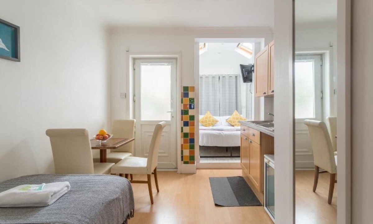 Brighton Hotel | Upper Rock G3 - triple studio